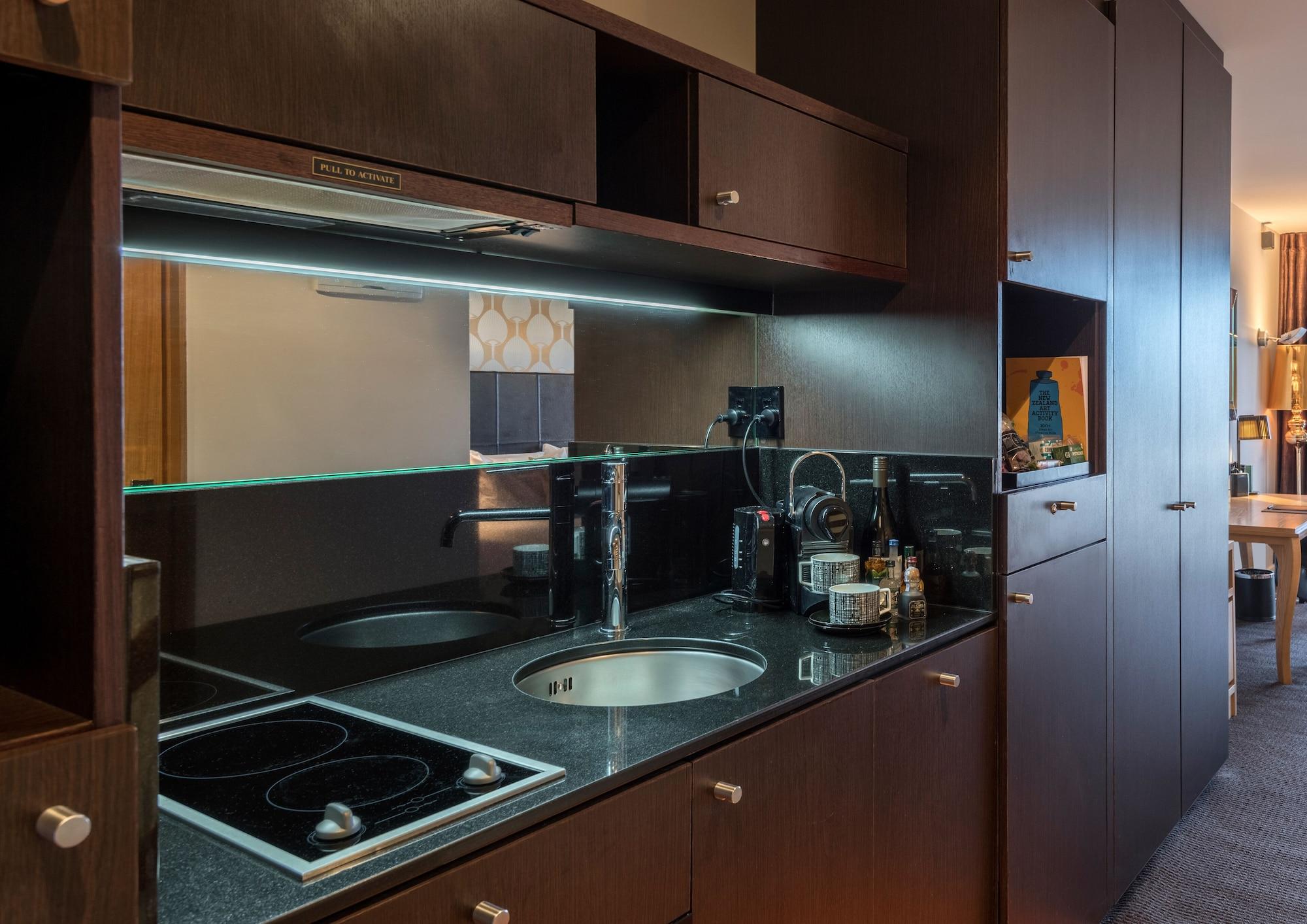 Qt 웰링턴 아파트먼트 외부 사진 A kitchen in a serviced apartment