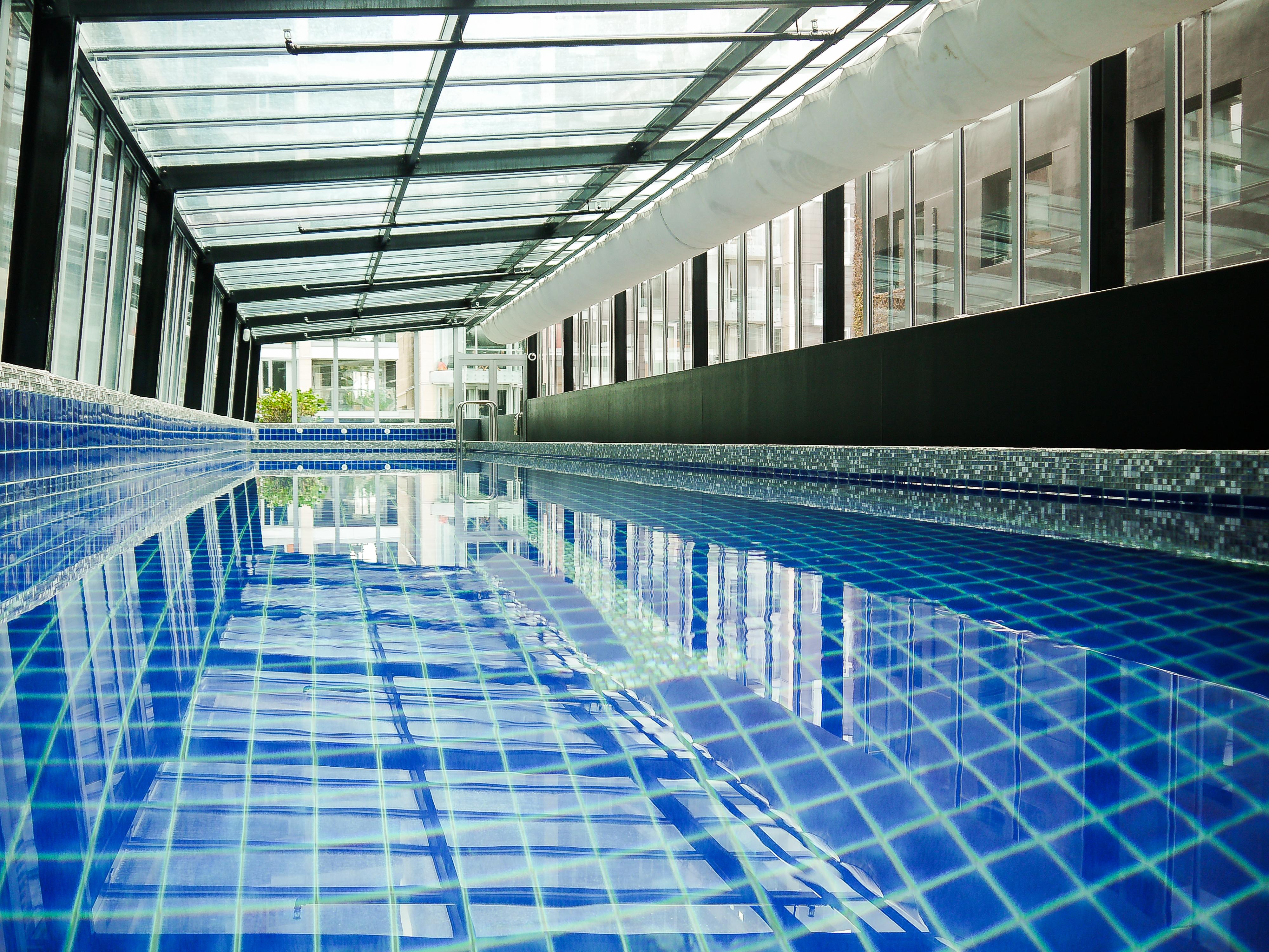 Qt 웰링턴 아파트먼트 외부 사진 The swimming pool at the hotel
