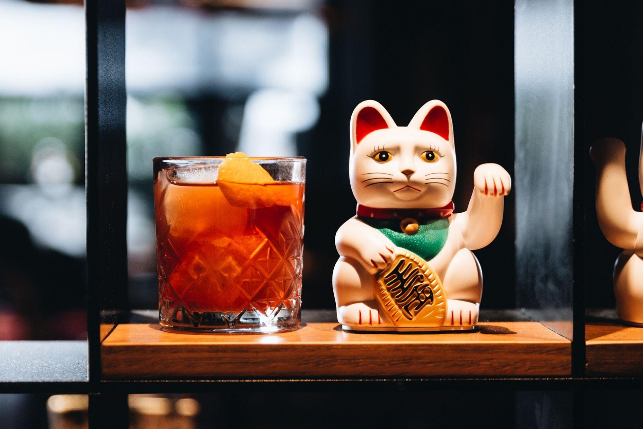 Qt 웰링턴 아파트먼트 외부 사진 A cocktail at the bar