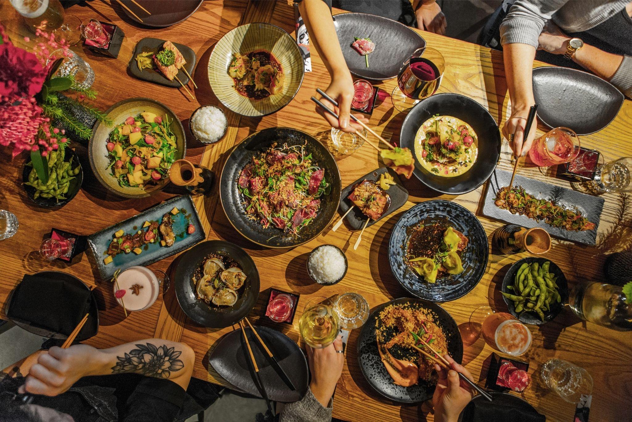 Qt 웰링턴 아파트먼트 외부 사진 A selection of dishes at a restaurant in Hong Kong