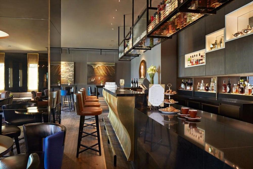 Qt 웰링턴 아파트먼트 외부 사진 The bar at the hotel