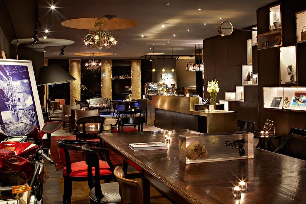 Qt 웰링턴 아파트먼트 외부 사진 The interior of the bar