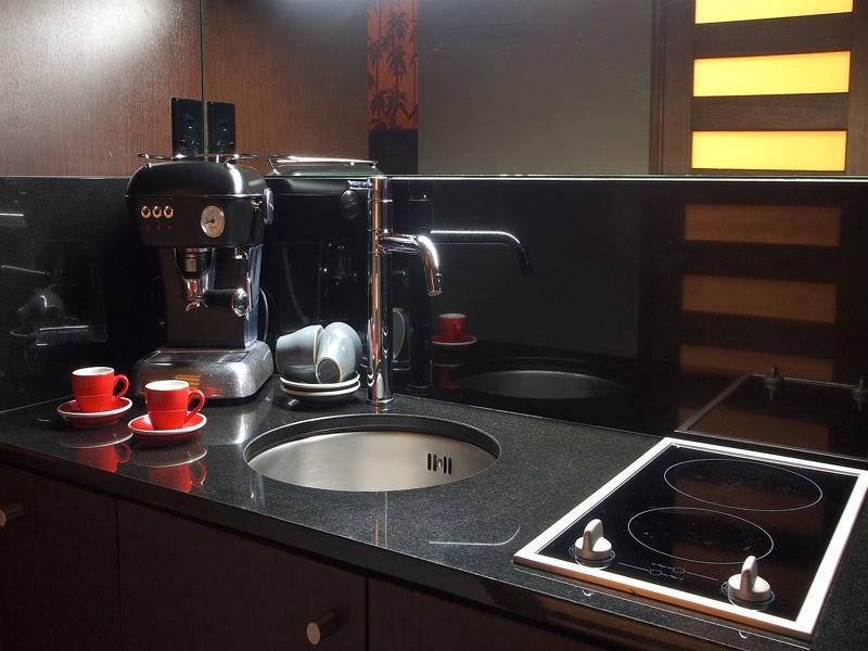 Qt 웰링턴 아파트먼트 외부 사진 A coffee machine in a kitchen