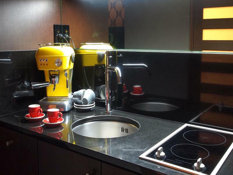 Qt 웰링턴 아파트먼트 외부 사진 A kitchen with a built-in sink